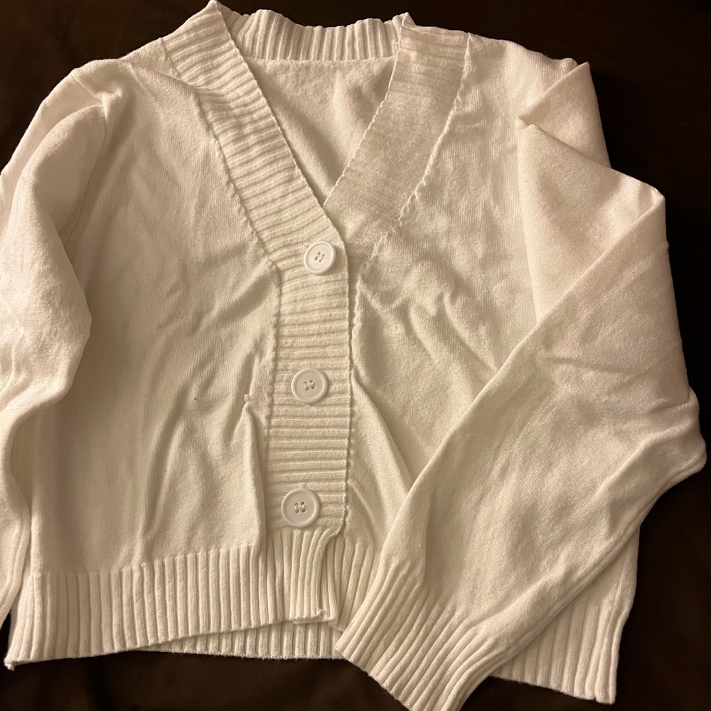 NWOT White V Neck Cropped Cardigan
